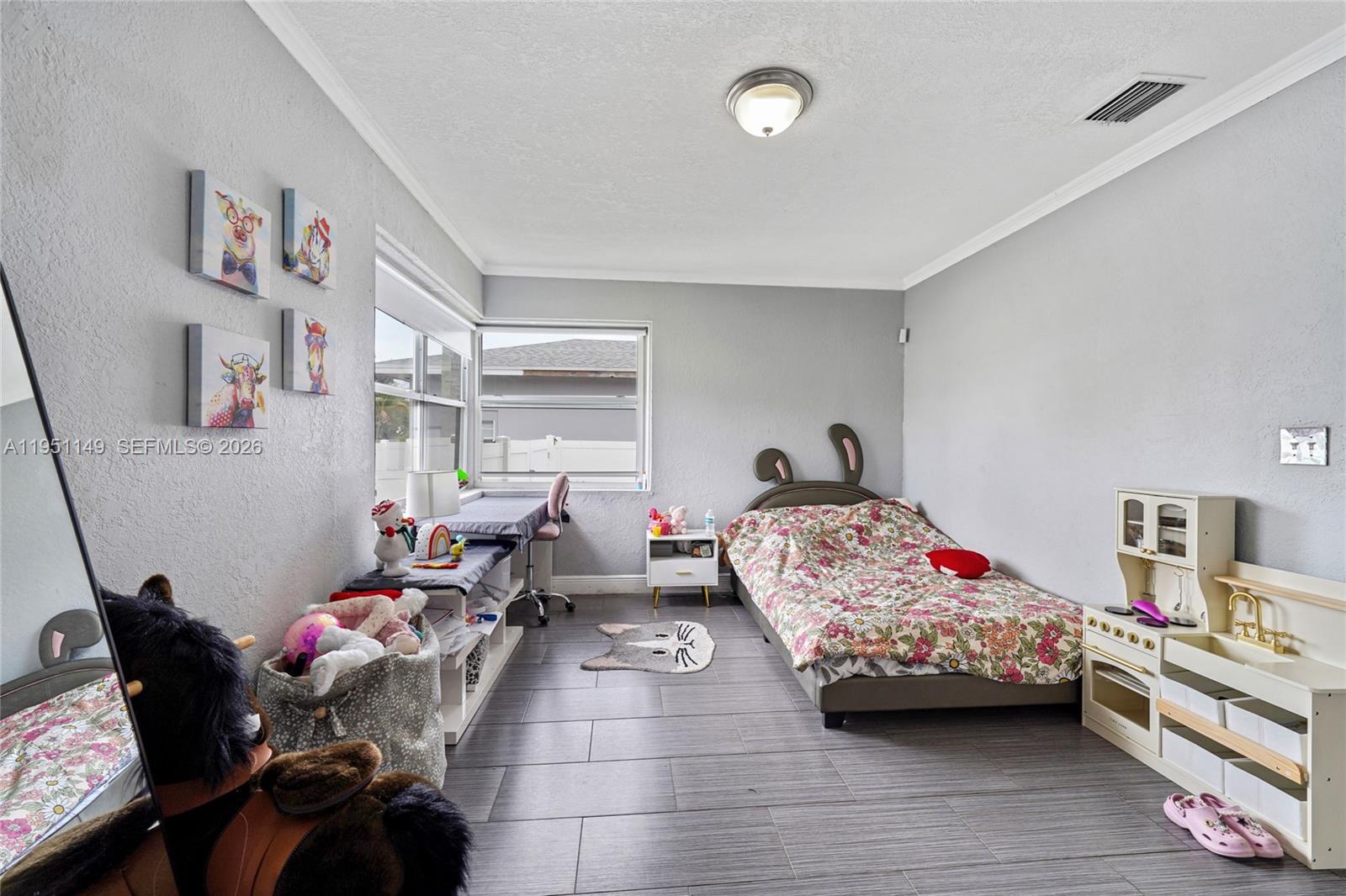 HOLLYWOOD LITTLE RANCHES - Residential