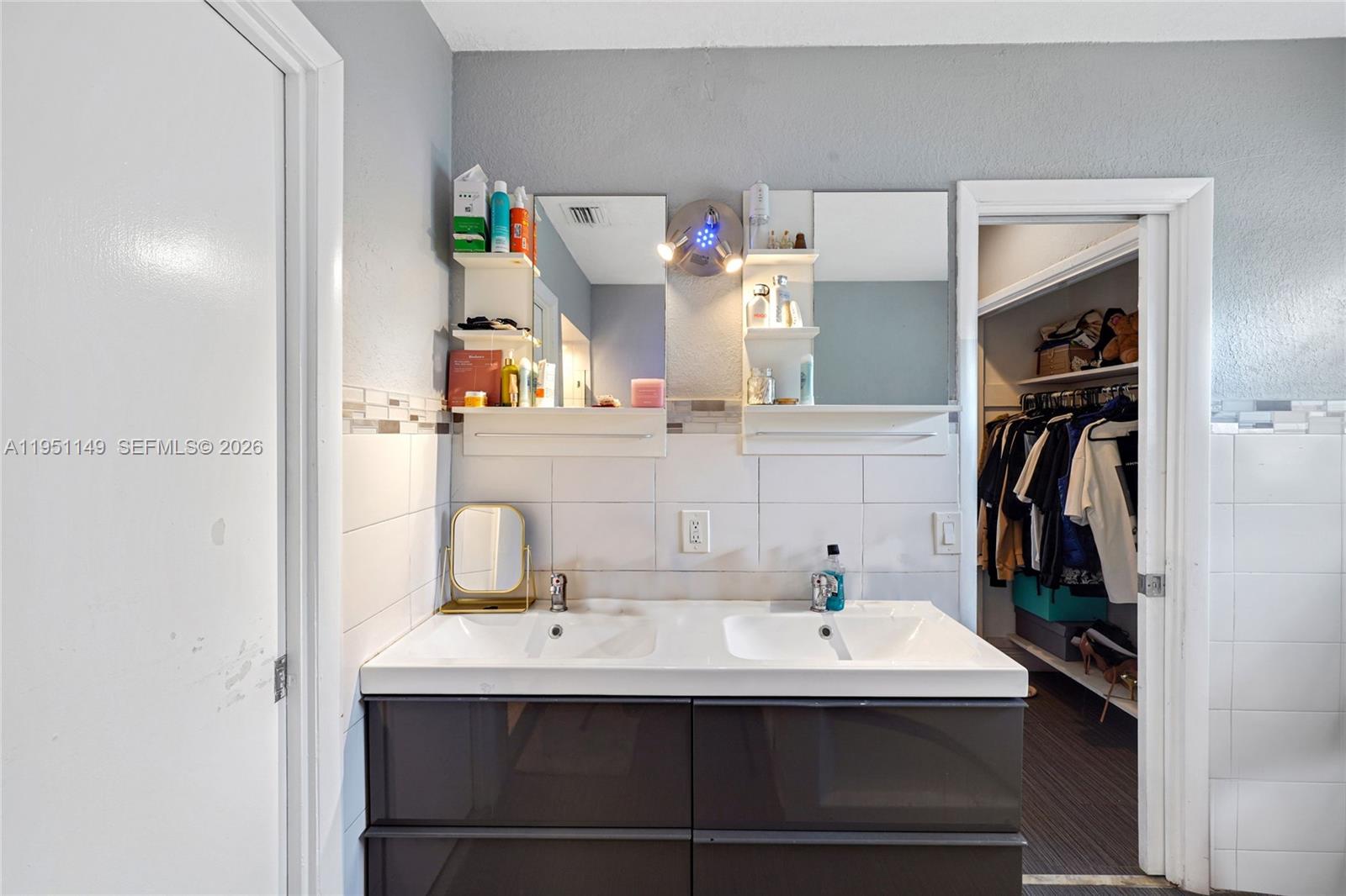 HOLLYWOOD LITTLE RANCHES - Residential