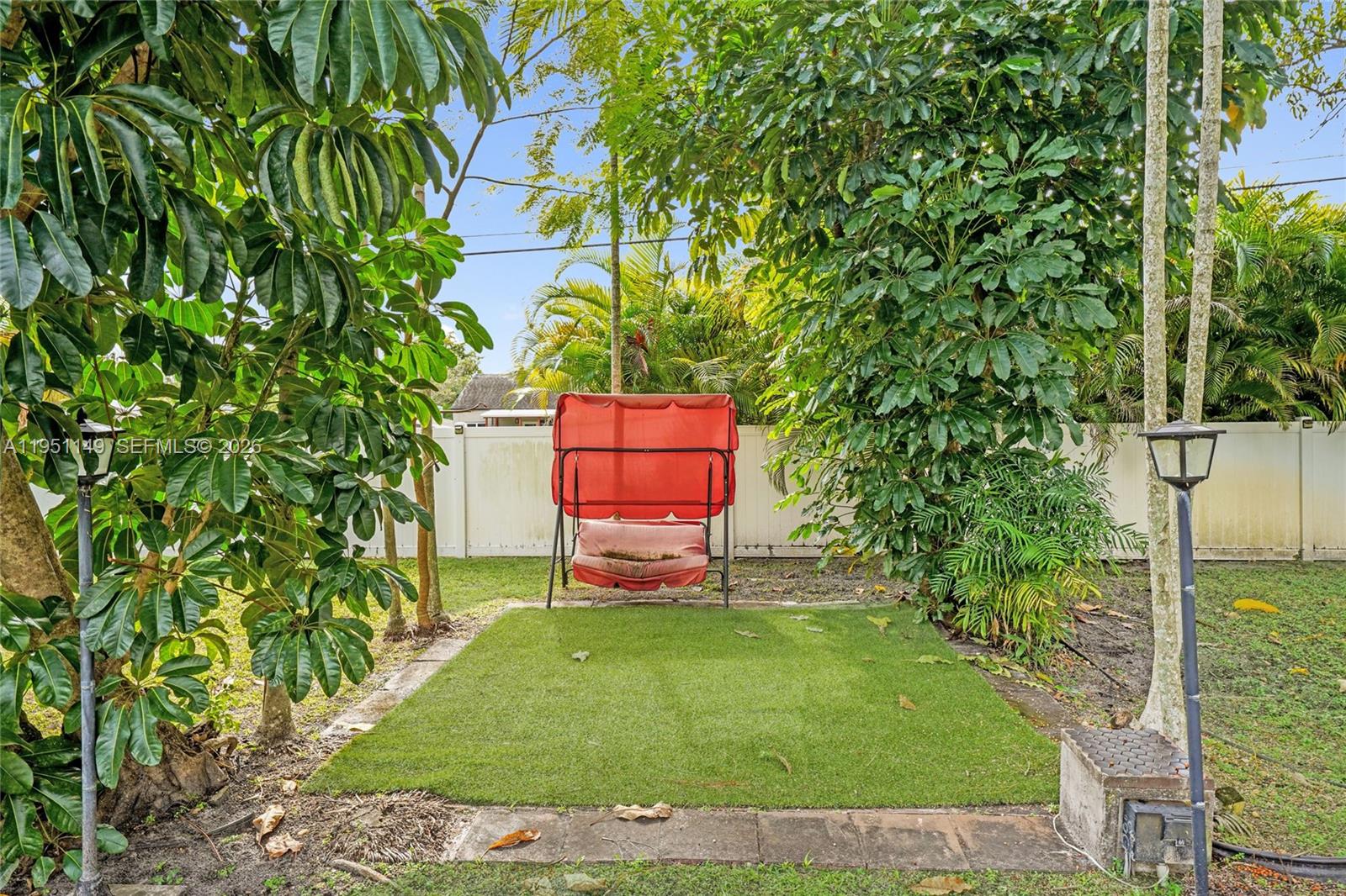 HOLLYWOOD LITTLE RANCHES - Residential