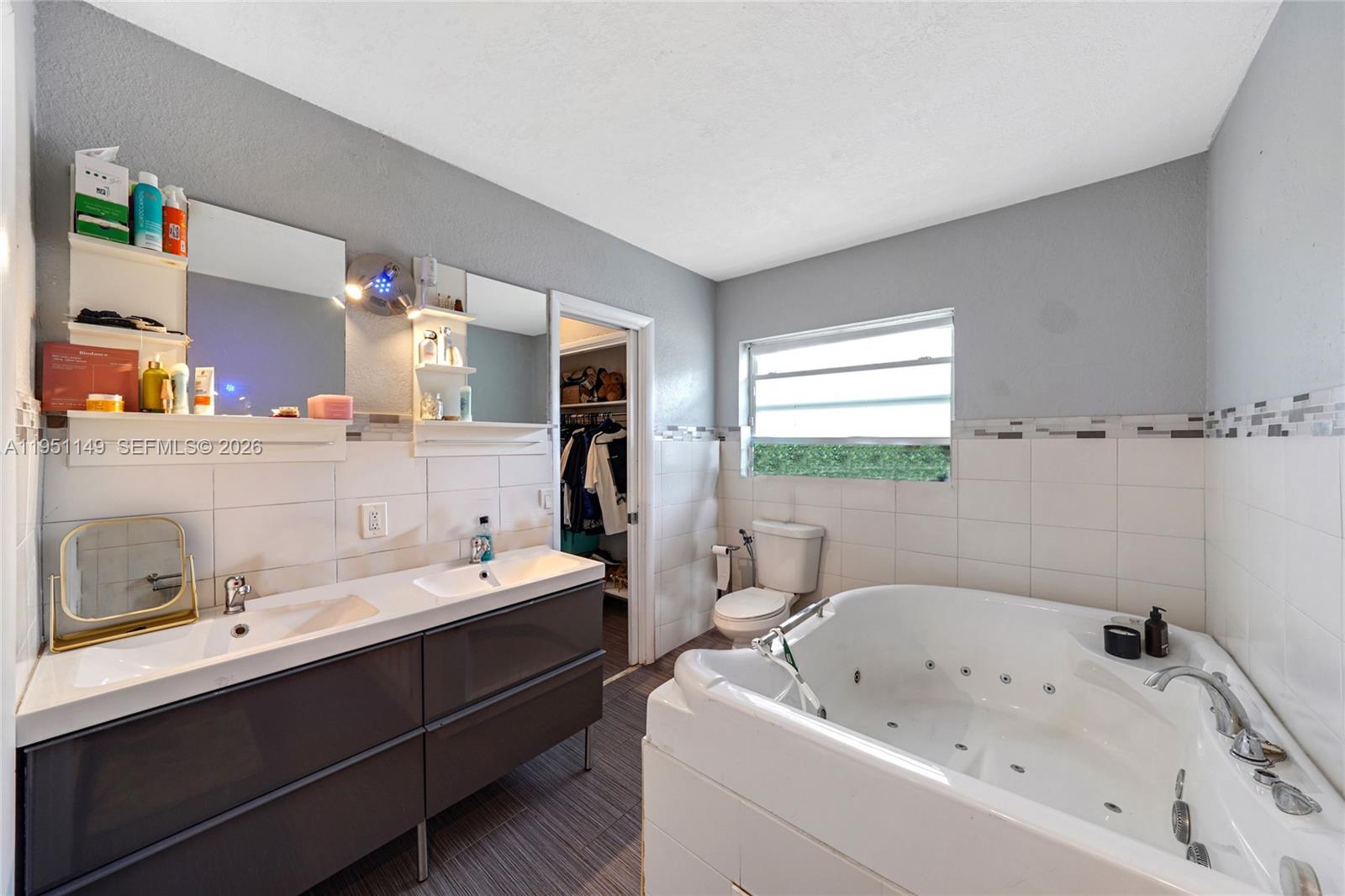 HOLLYWOOD LITTLE RANCHES - Residential