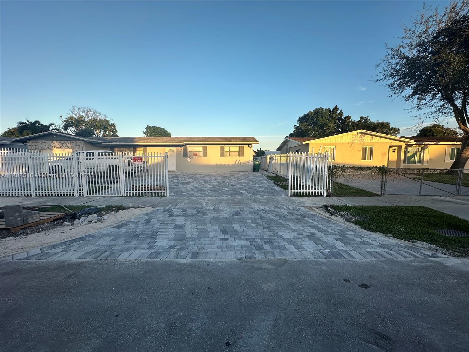 19727 Sw 118th Pl A, Miami, Broward County, Florida - 3 Bedrooms  
1 Bathrooms - 
