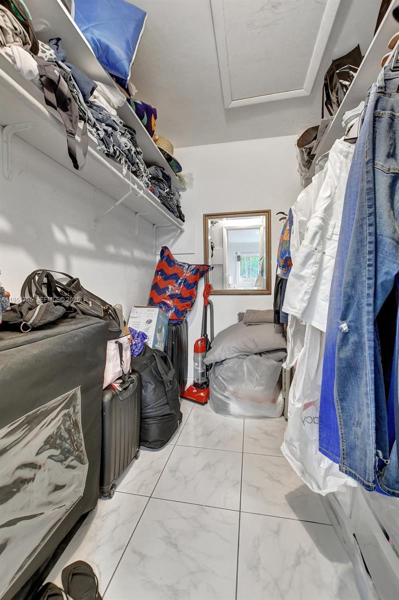 TIVOLI TRACE CONDO NO 5 - Residential