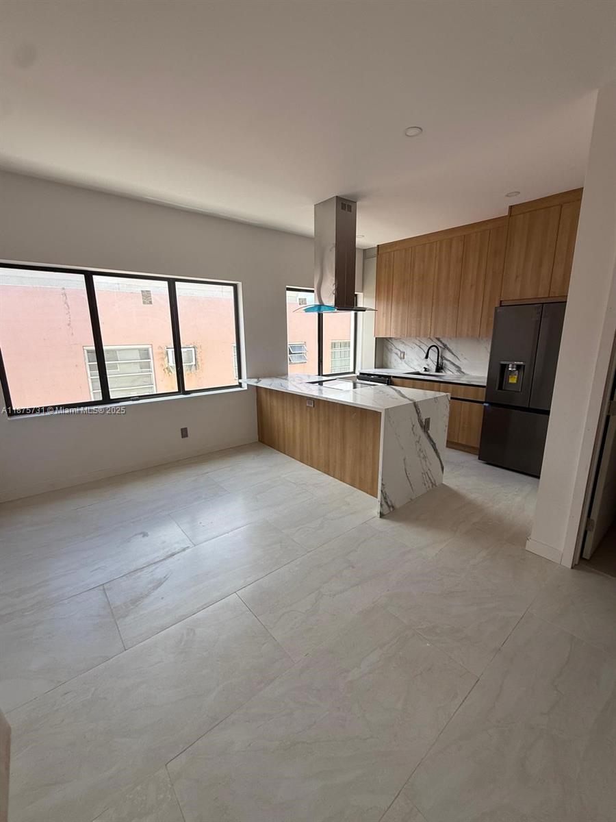Spectacular 2-bedroom 1-bathroom. Super spacious and bright rooms, fully equipped kitchen. Centrally located near Downtown Miami, Brickell, Coral Gables. Great location! Ready to move in. Remodeled to new!