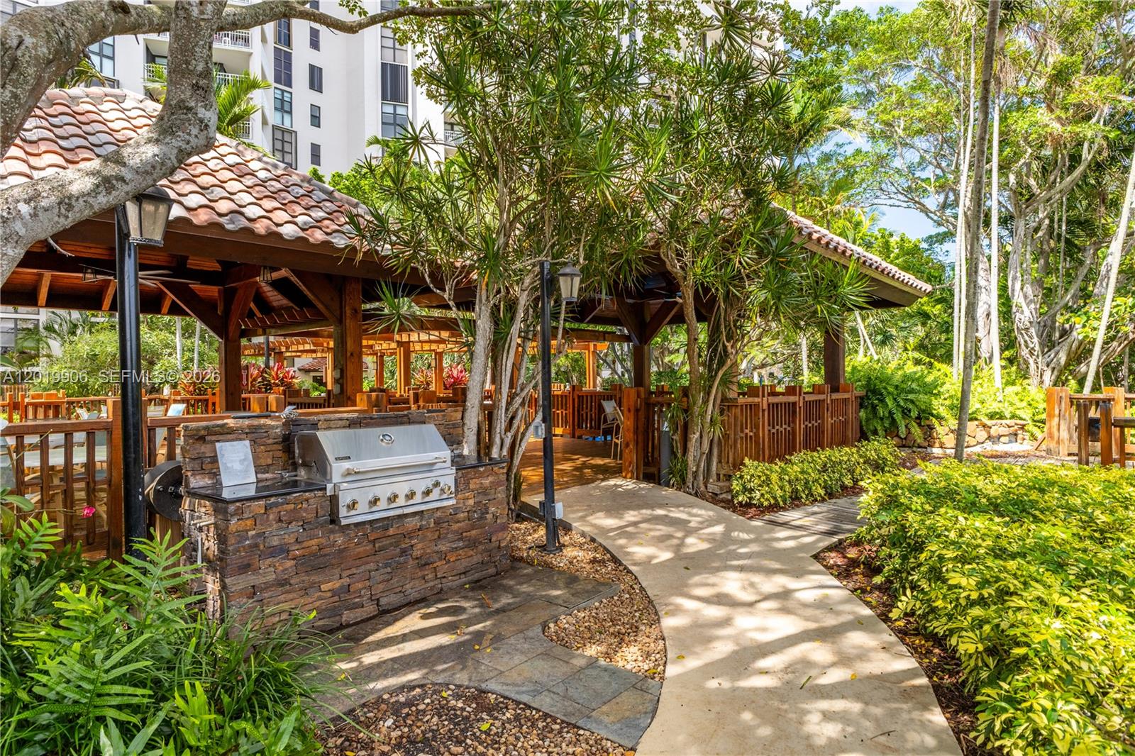 TOWERS OF QUAYSIDE CONDO - Residential