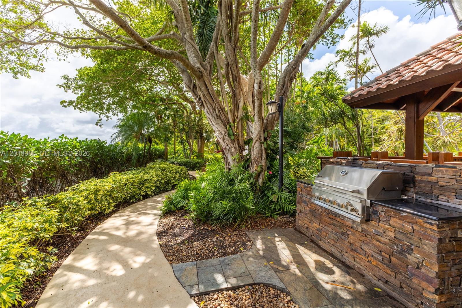 TOWERS OF QUAYSIDE CONDO - Residential