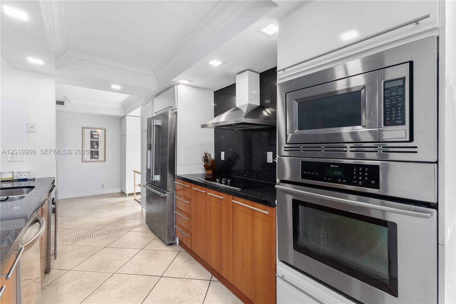 TOWERS OF QUAYSIDE CONDO - Residential