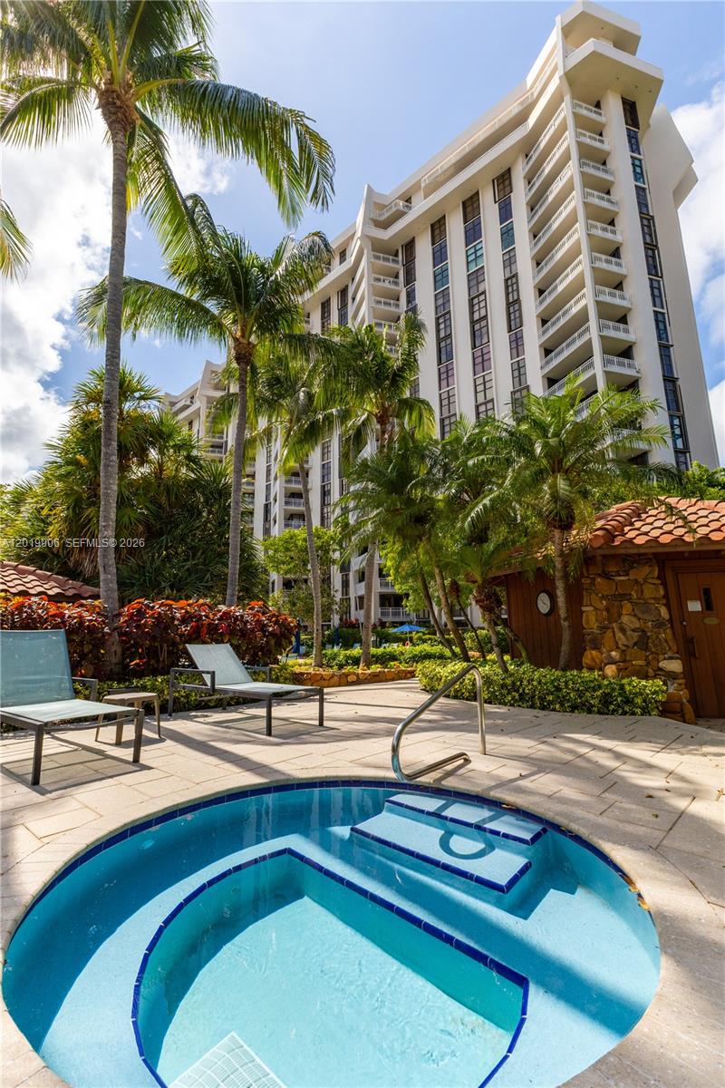 TOWERS OF QUAYSIDE CONDO - Residential