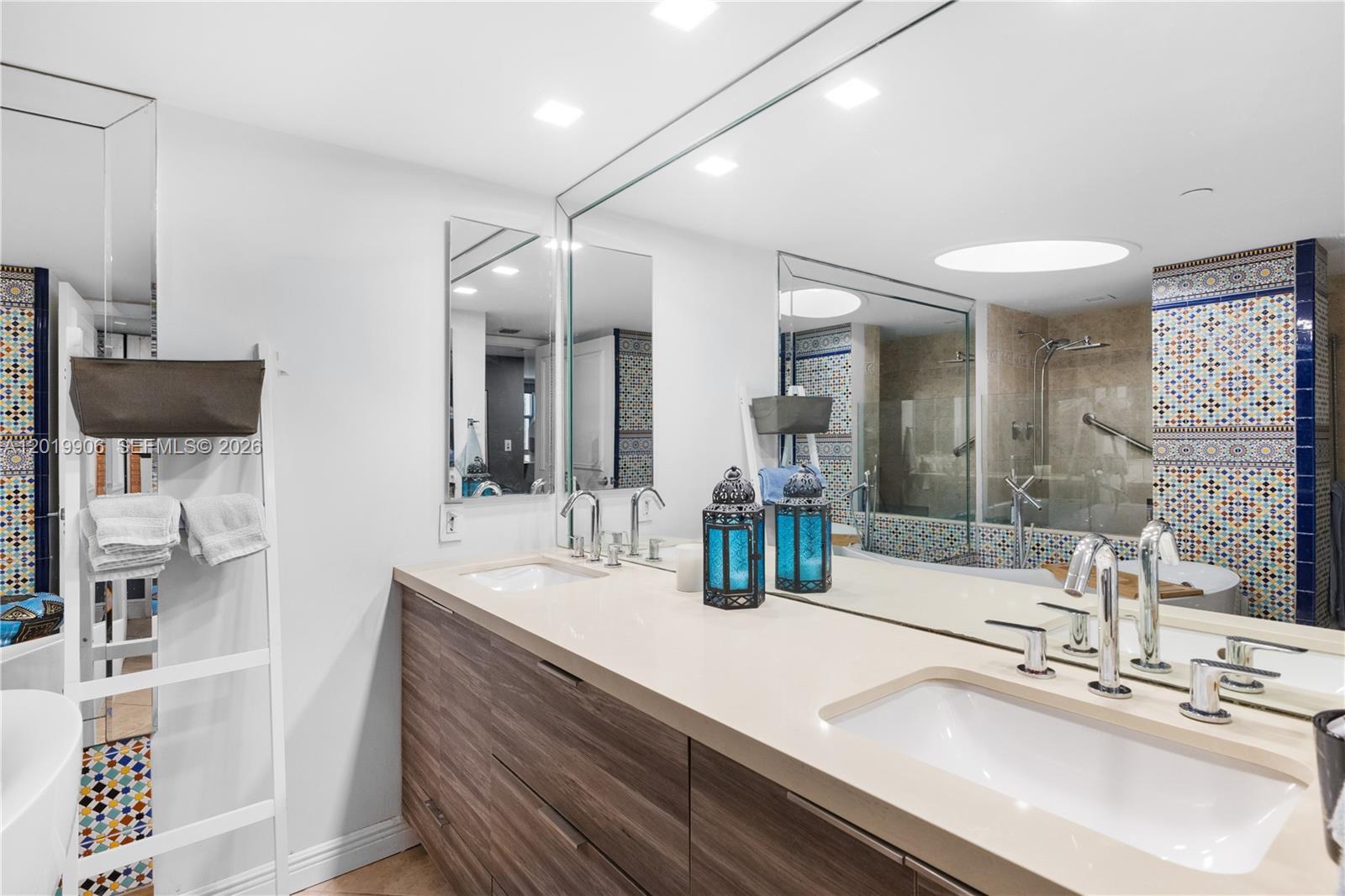 TOWERS OF QUAYSIDE CONDO - Residential