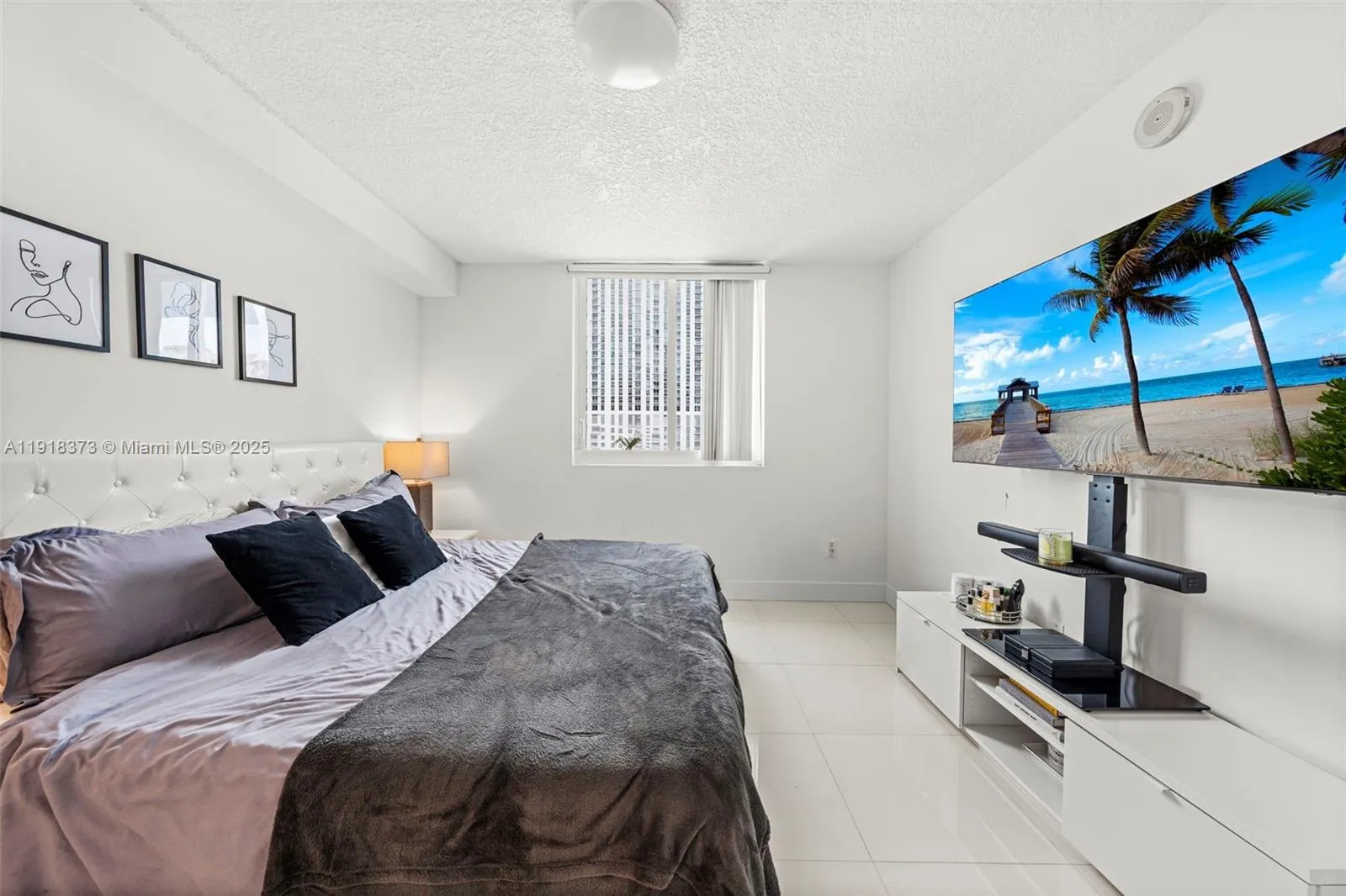 Miami, Florida 33132, United States, 3 Bedrooms Bedrooms, ,2 BathroomsBathrooms,Residential,Active,247560