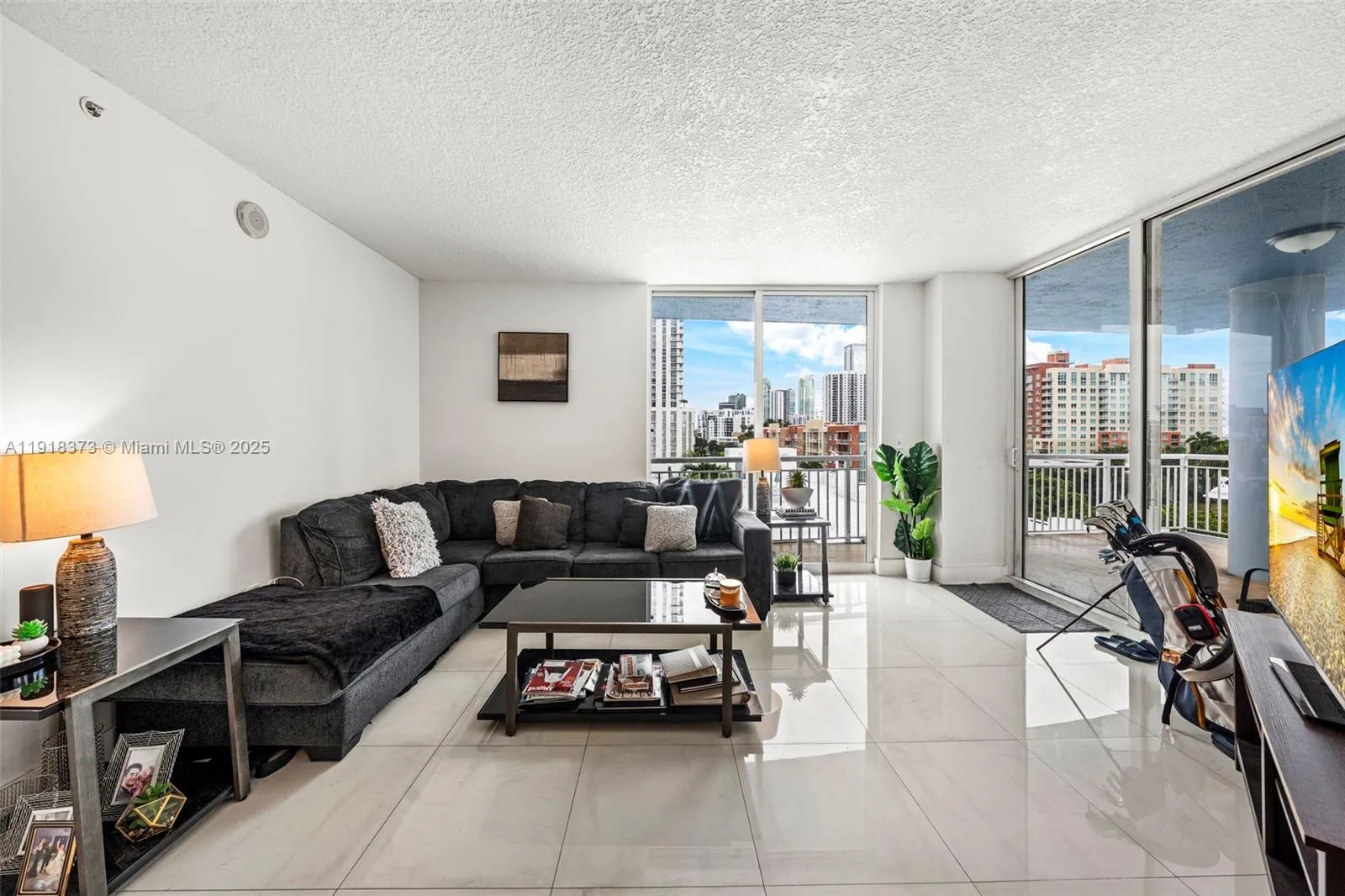 Miami, Florida 33132, United States, 3 Bedrooms Bedrooms, ,2 BathroomsBathrooms,Residential,Active,247560