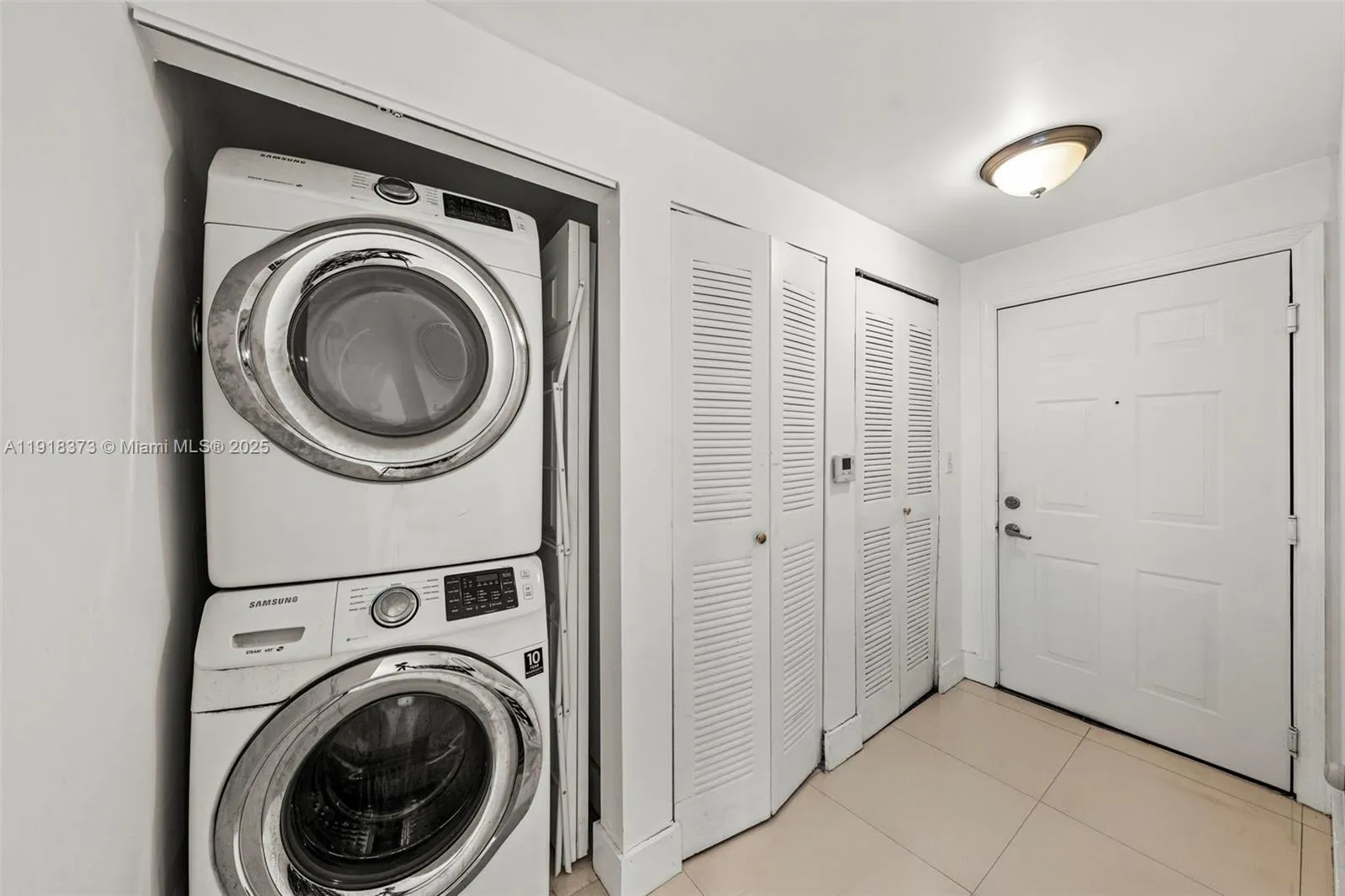 Miami, Florida 33132, United States, 3 Bedrooms Bedrooms, ,2 BathroomsBathrooms,Residential,Active,247560