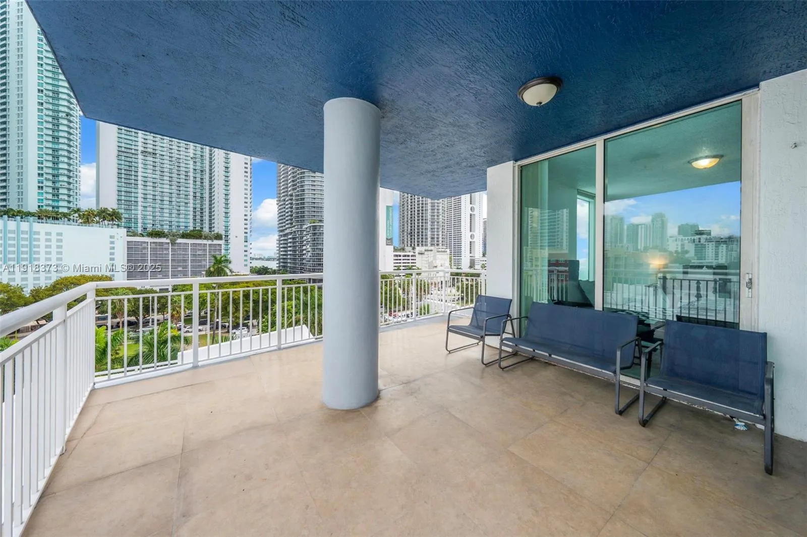 Miami, Florida 33132, United States, 3 Bedrooms Bedrooms, ,2 BathroomsBathrooms,Residential,Active,247560