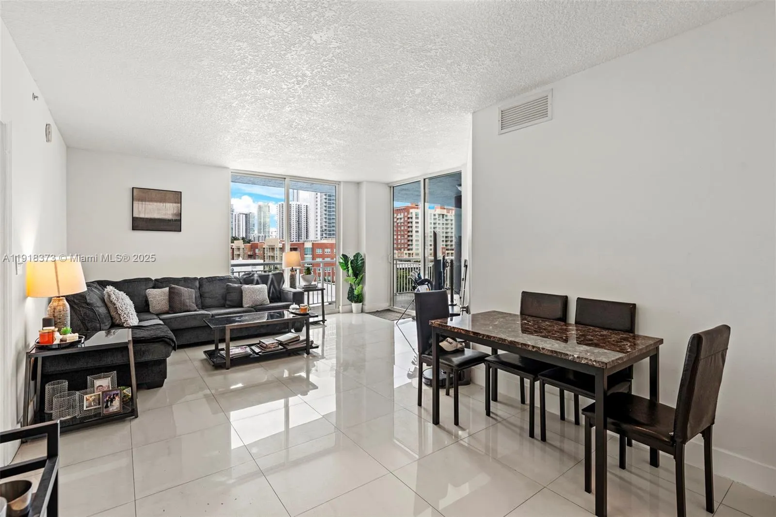 Miami, Florida 33132, United States, 3 Bedrooms Bedrooms, ,2 BathroomsBathrooms,Residential,Active,247560