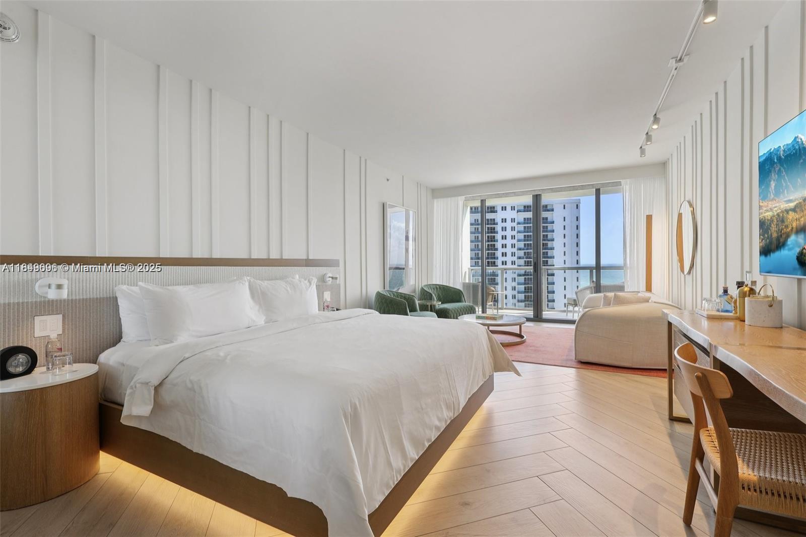 2201 Collins Ave 1213