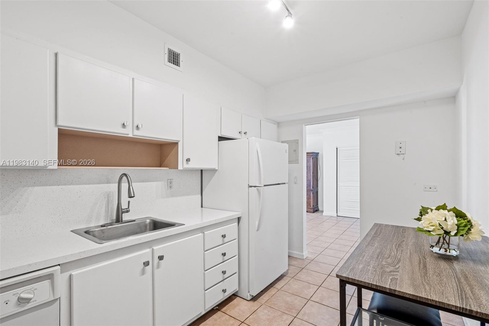 GABLES WATERWAY TOWERS CO - Residential Lease