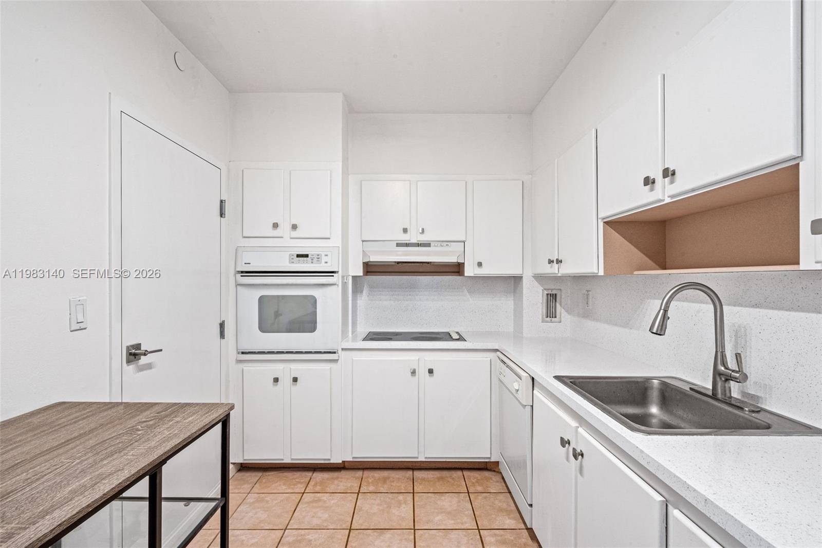 GABLES WATERWAY TOWERS CO - Residential Lease