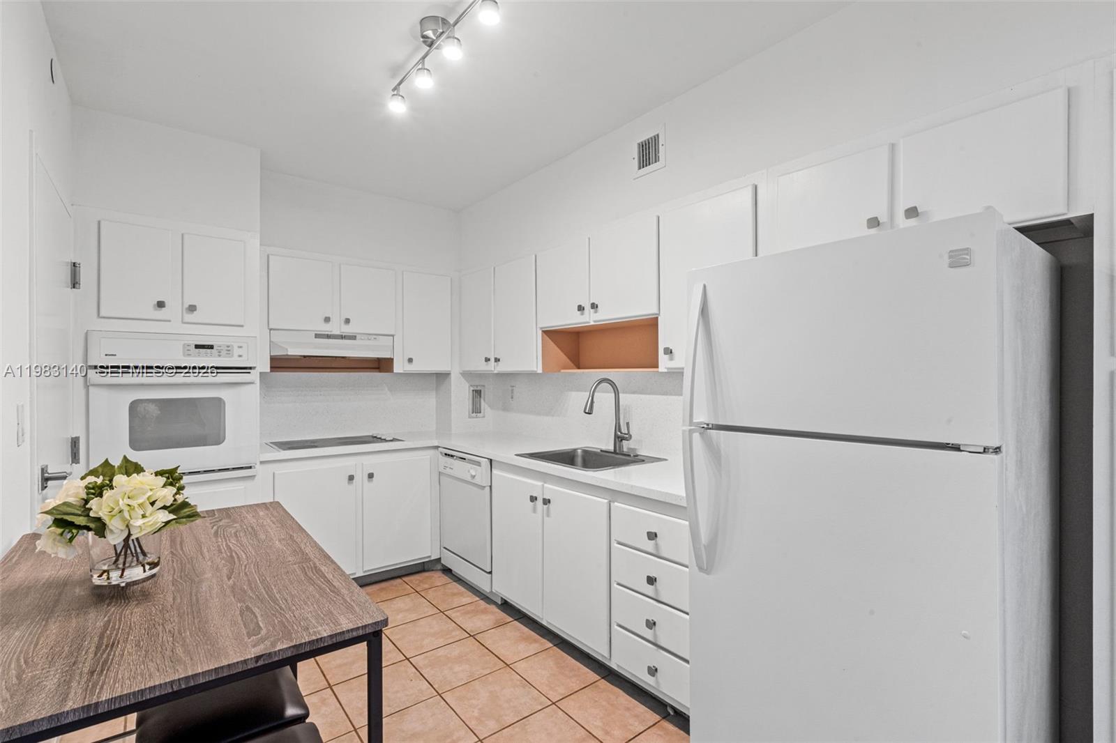 GABLES WATERWAY TOWERS CO - Residential Lease