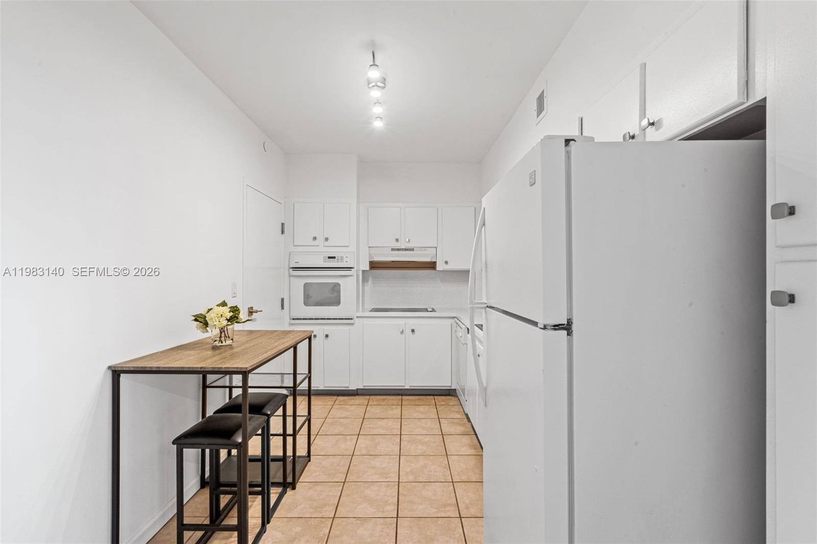 GABLES WATERWAY TOWERS CO - Residential Lease