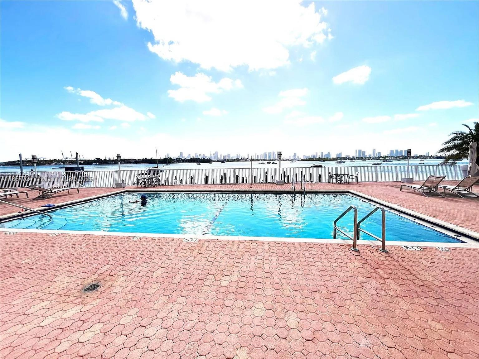 BAYVIEW TERR CONDO - Residential