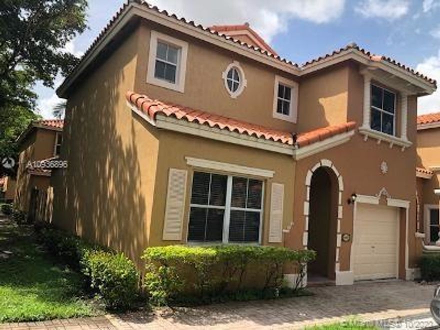 Very Niccce 3/2.5 Corner unit in Gated Villa Vizcaya. Wood first floors. New carpet on Second floor.
Nice Fence Patio area for entertaining & BarBQ's. One car garage. Need a little TLC.
Nice community Pool.