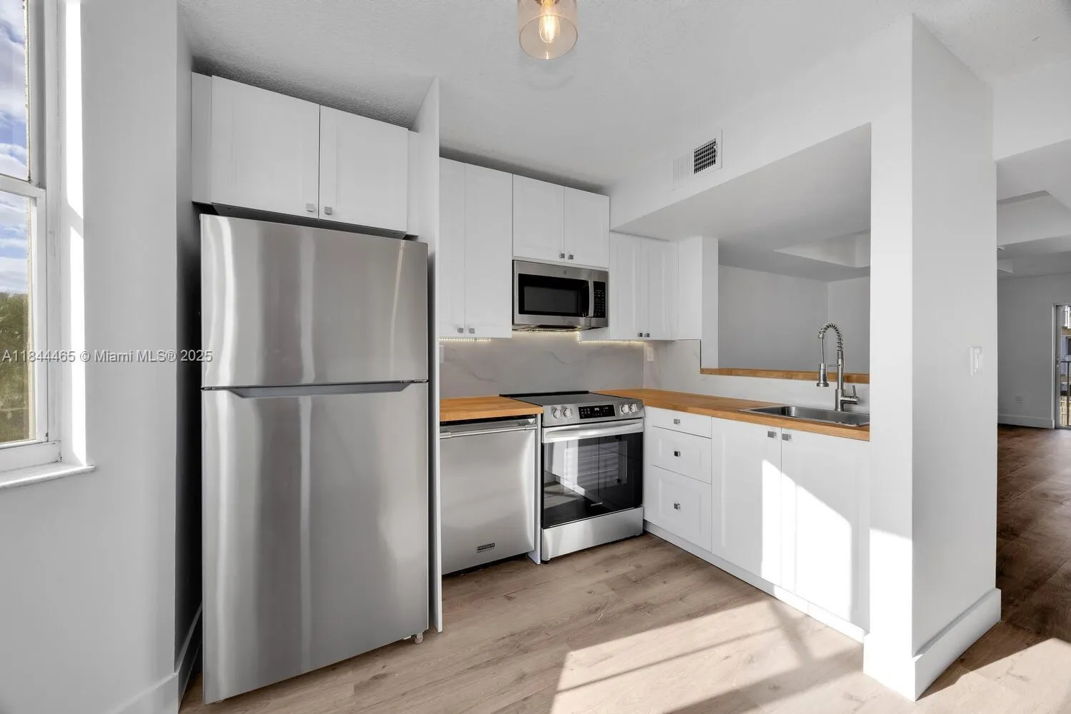 Miami, Florida 33126, United States, 3 Bedrooms Bedrooms, ,3 BathroomsBathrooms,Residential,Active,175693