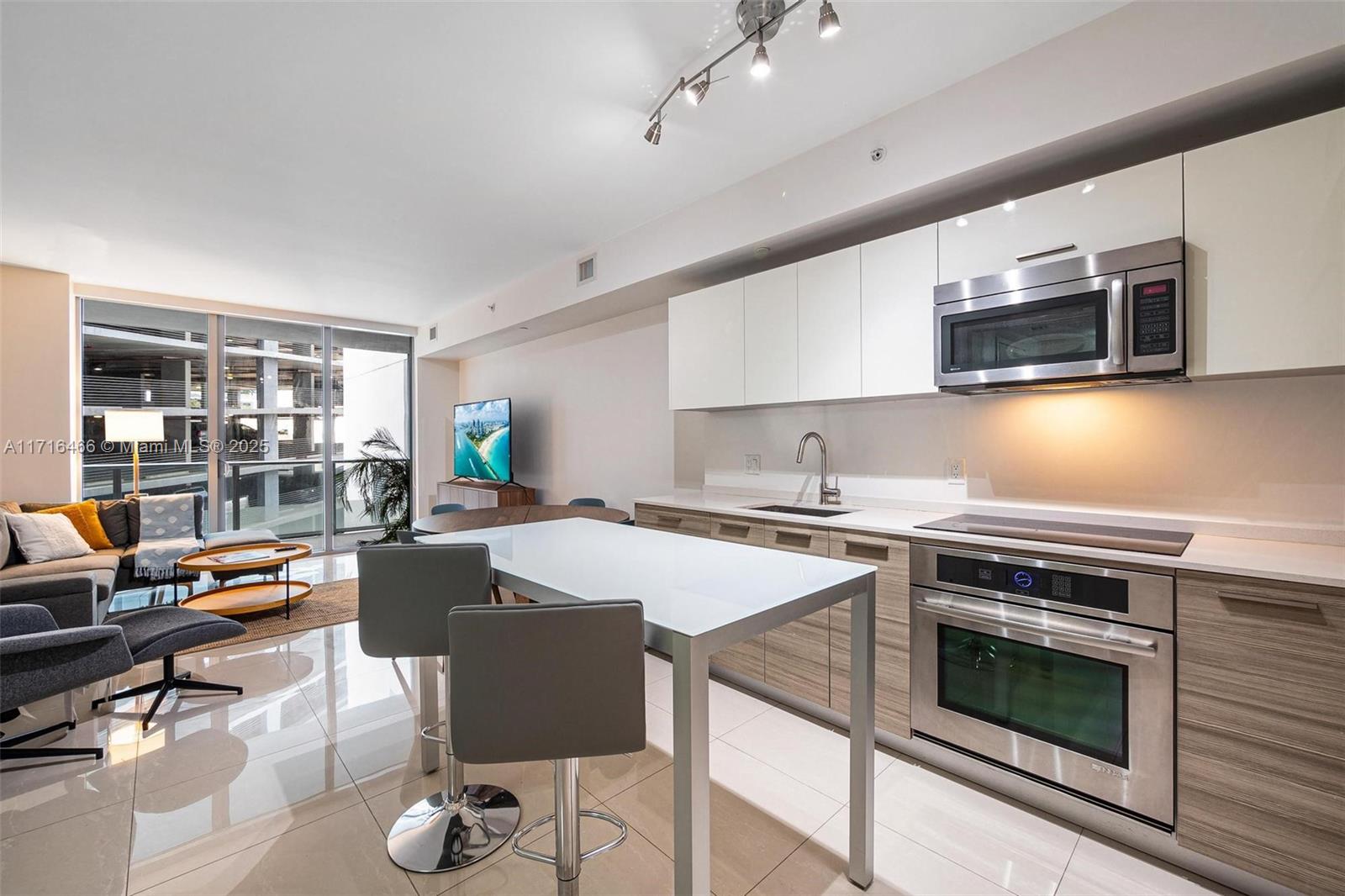 1300 Brickell Bay Dr 700