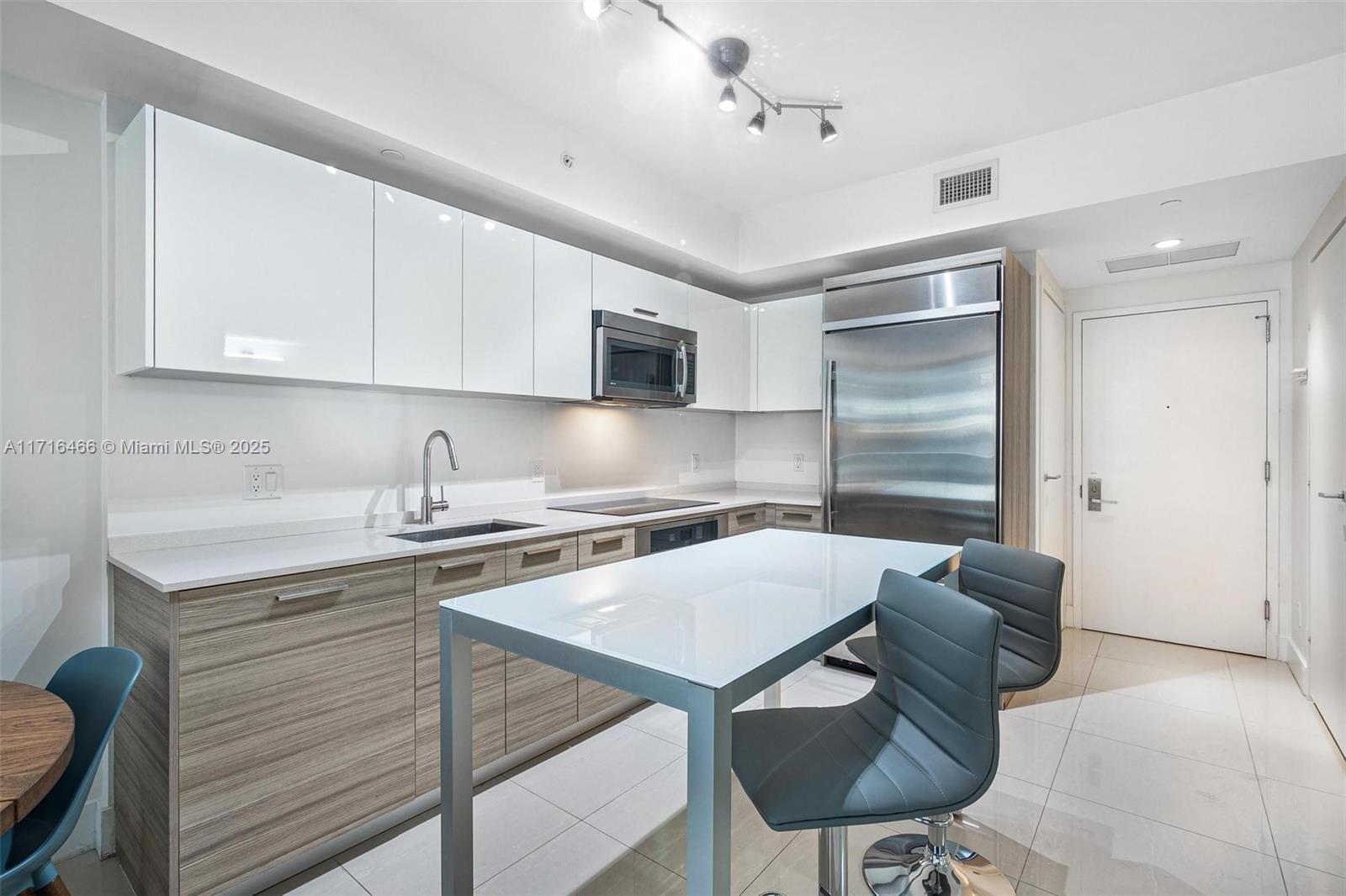 1300 Brickell Bay Dr 700
