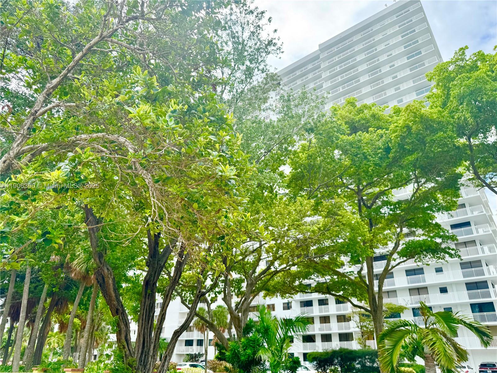 WINSTON TOWERS 600 CONDO - Residential