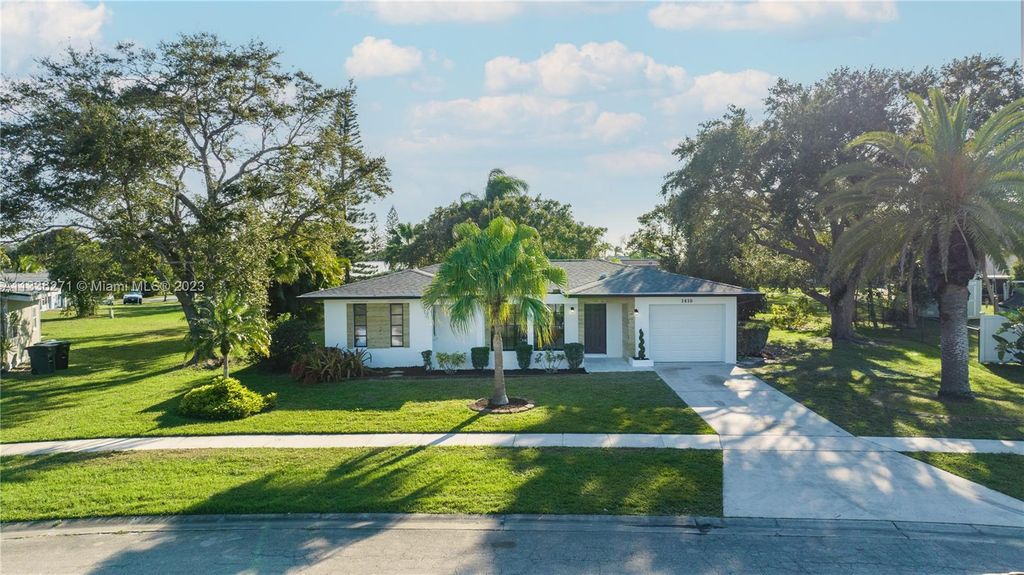 Photo of 1410 SE San Ignacio Ln, Port Saint Lucie, FL 34952 (MLS # A11336271)