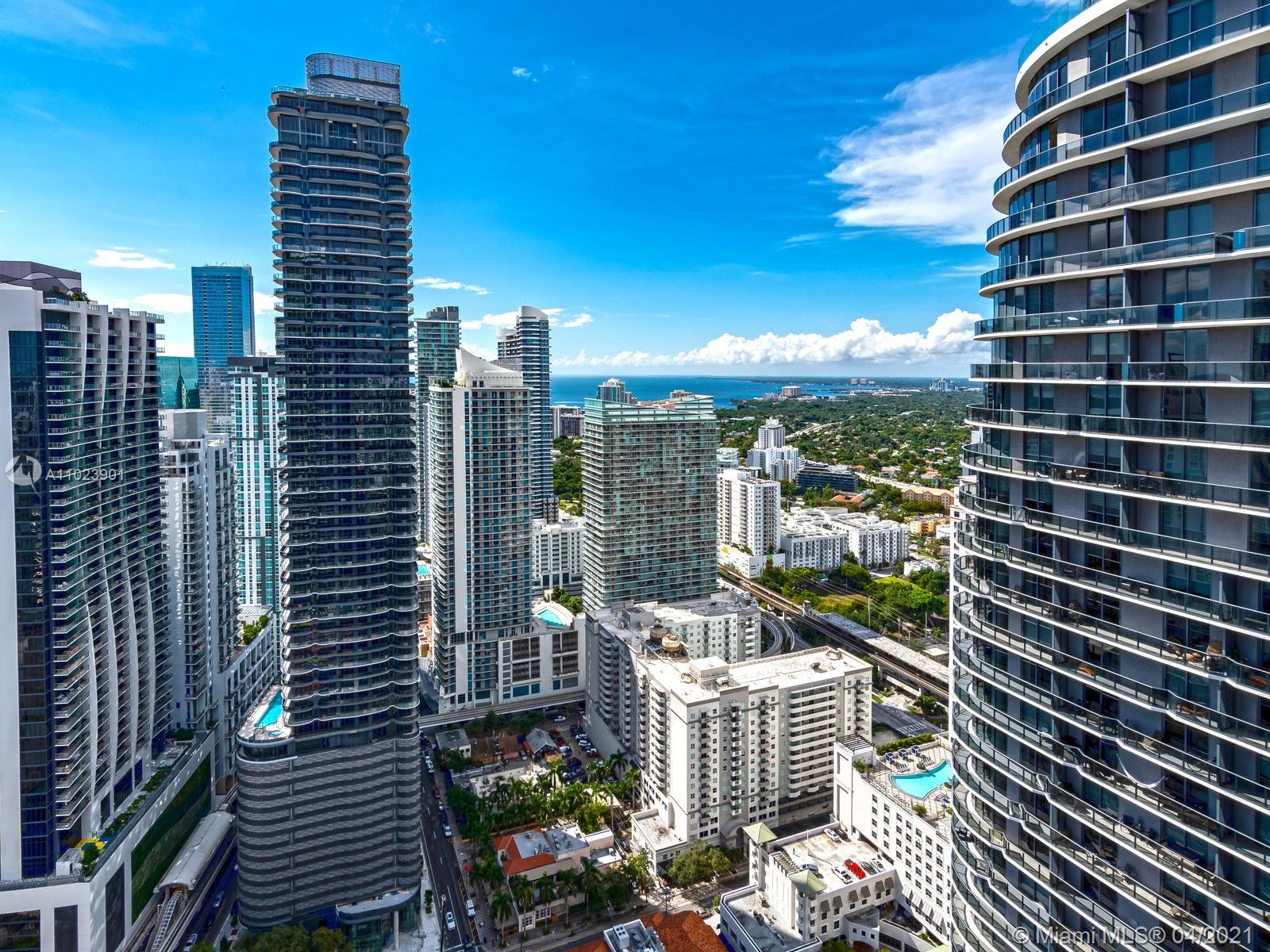 SLS LUX CONDO - Residential