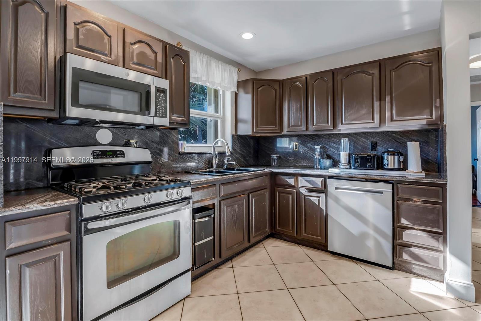 SUNSET ISLES SEC 4 - Residential Lease