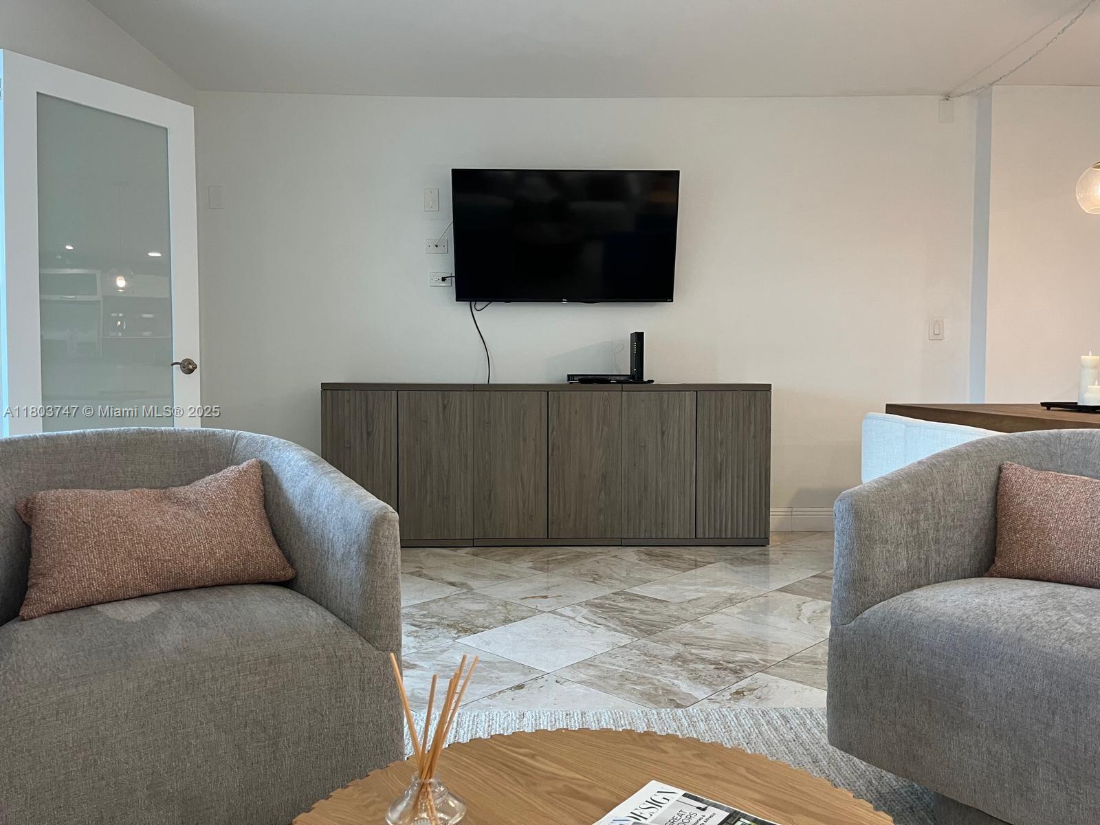 2301 Collins Ave 731