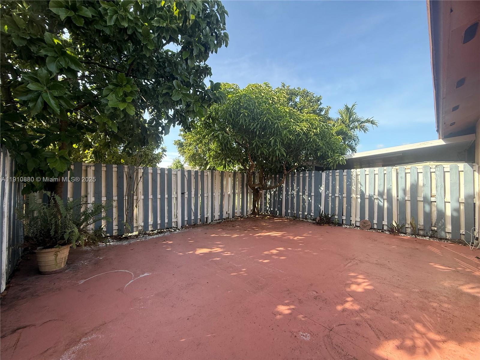 COUNTRY LAKE MANORS TOWNH - Residential