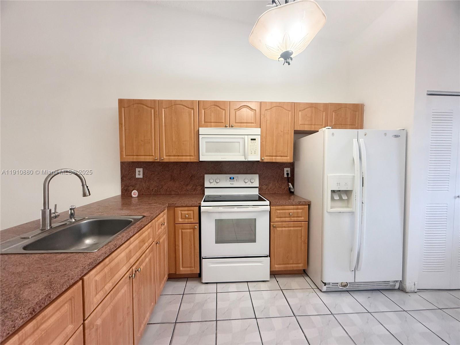 COUNTRY LAKE MANORS TOWNH - Residential