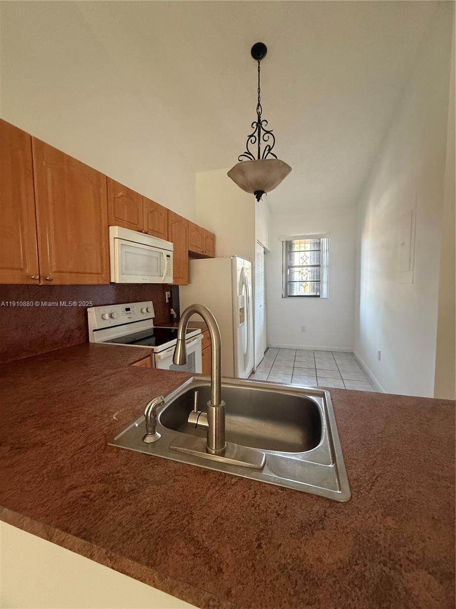 COUNTRY LAKE MANORS TOWNH - Residential