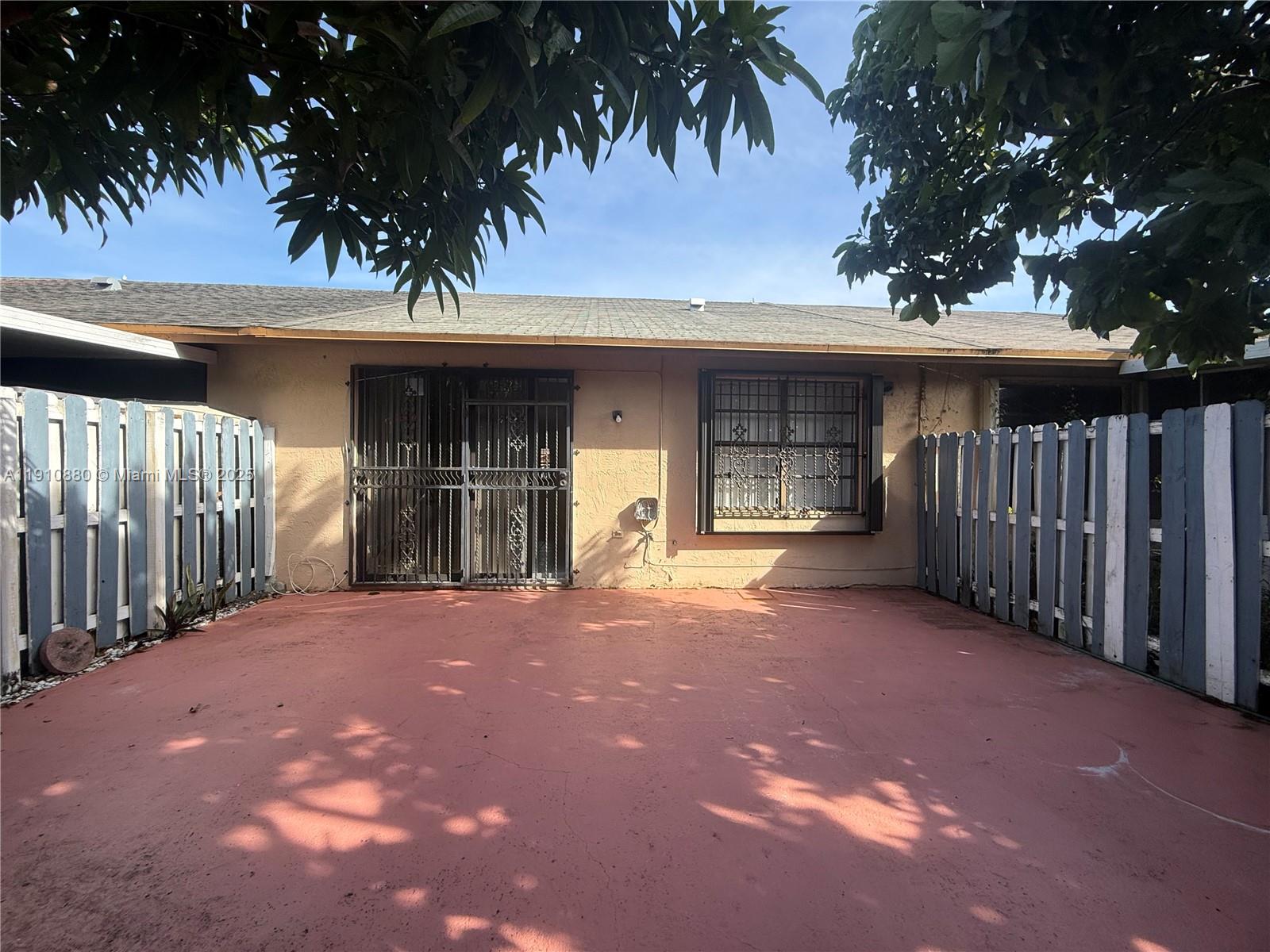 COUNTRY LAKE MANORS TOWNH - Residential