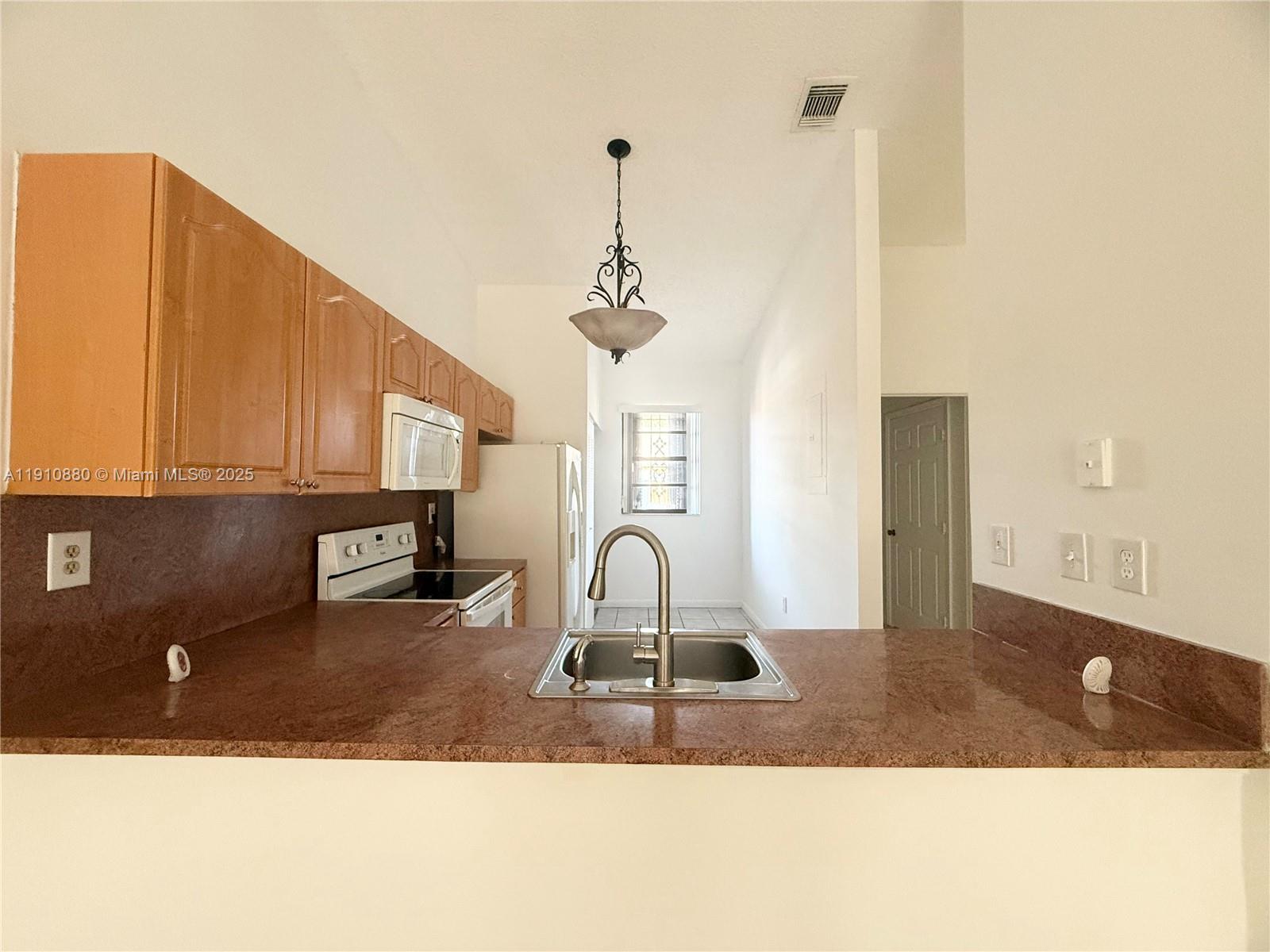 COUNTRY LAKE MANORS TOWNH - Residential