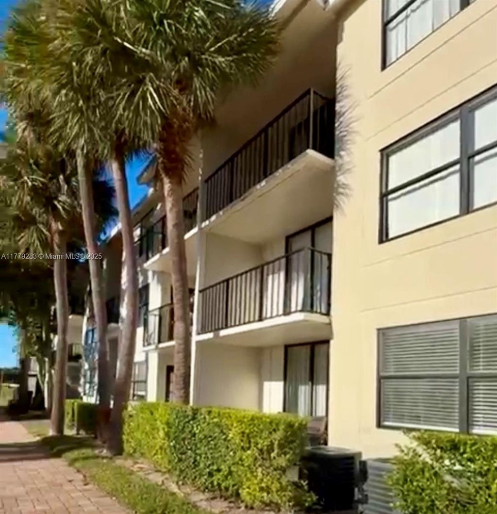 Photo of 700 Executive Center Dr #312, West Palm Beach, FL 33401 (MLS # A11779283)