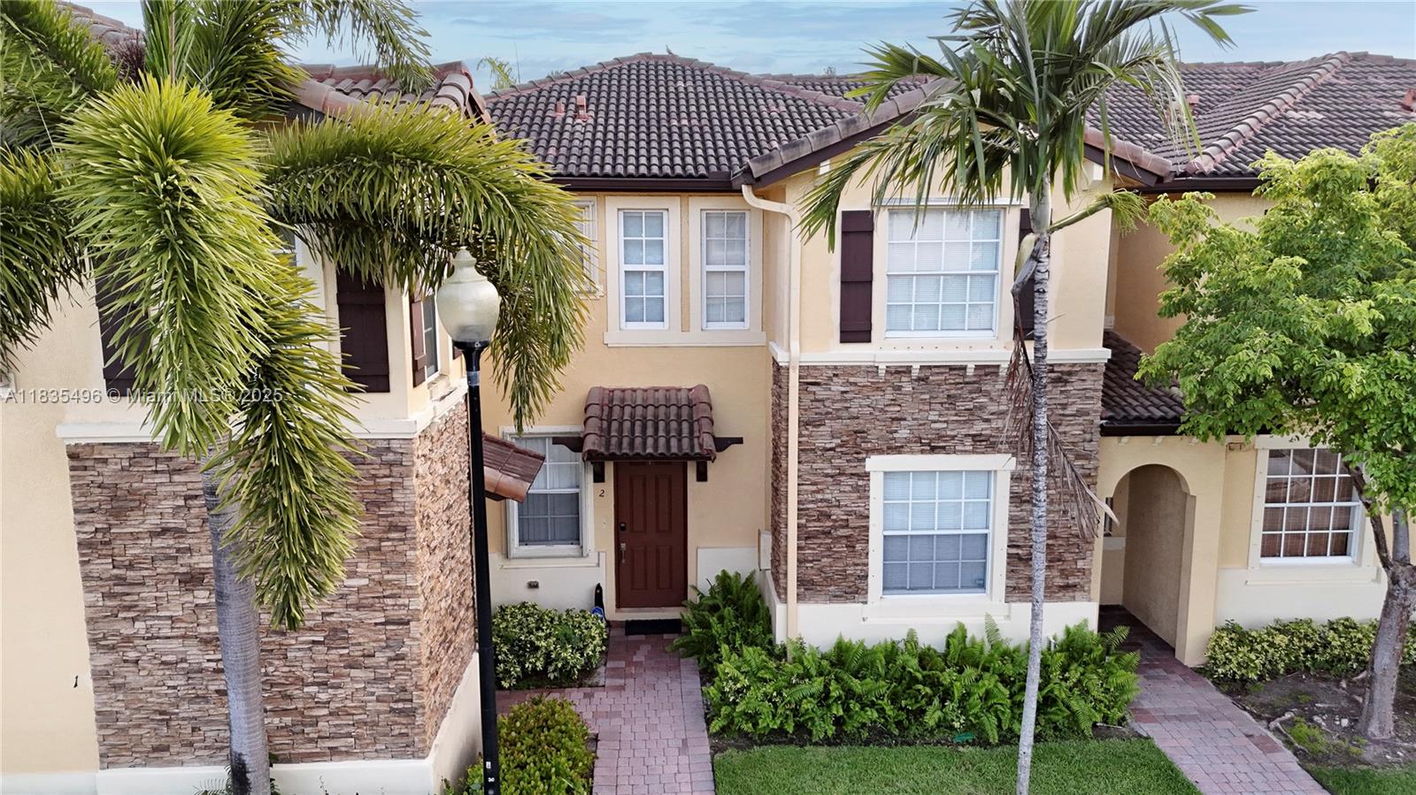 Stunning Townhouse in Cutler Bay!
This 3-bed, 3-bad townhouse offer a fantastic opportunity. Located in a neighborhood surrounded by properties valued at $1M+, it features a remodeled kitchen with new appliances, spacious living areas and is in excellent condition. Enjoy access to a clubhouse with an Olimpic-SIZE Pool, Gym ,Kids' Areas, and party rooms. Currently rented at $2,700/ month, making it a great investment!