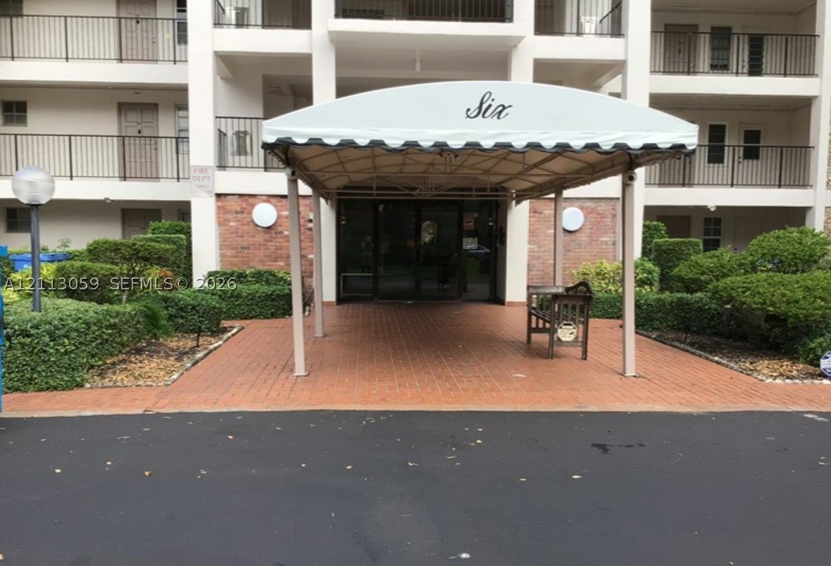 2751 N Palm Aire Dr 102