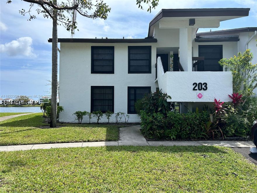Experience lake from living in this recently remodeled condo conveniently between I-95 and the Turnpike. 
This unit has a spacious master bedroom with large walk-in closet and en-suite bathroom, private balcony lake front perfect for entertaining or relaxing, in-unit laundry and ample storage space. Kitchen has granite counter tops and is open to dining and living room. Vinyl floor throughout and new master bathroom vanity installed only 1 year ago! Must See!!!

*Schedule showings via Showing Time:* See broker's remarks.