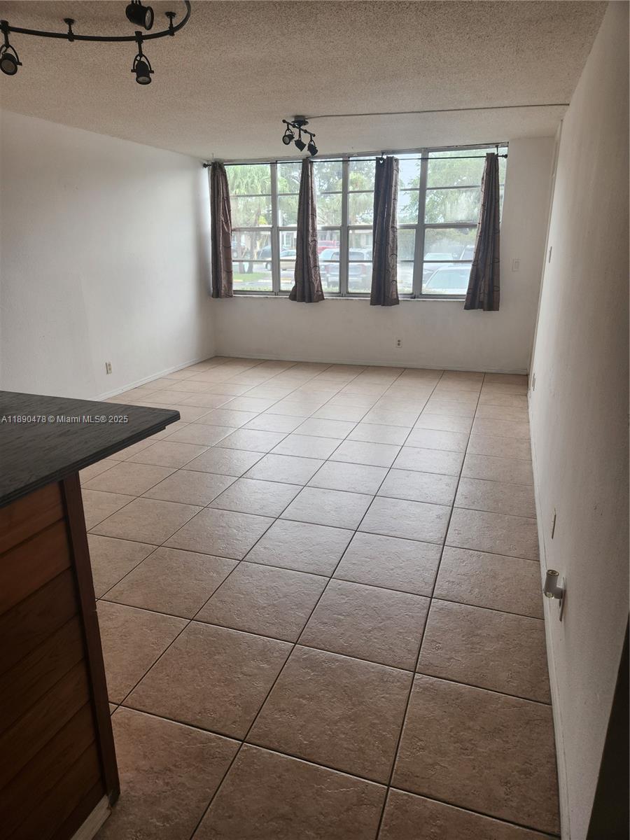 VERY NICE 1 BED / 1 BATH CONDO IN GOOD CONDITION! VINYL FLOORING IN THE BEDROOM, TILE IN THE LIVING ROOM, OPE***AMENITIES: BEAUTIFUL COMMUNITY POOL, , FITNESS CENTER, CLUBHOUSE, ELEVATOR, AND LAUNDRY FACILITY***GREAT LOCATION: CLOSE TO RESTAURANTS, PUBLEX, DANIA POINTE WITH SHOPPING & DINING, FORT LAUDERDALE AIRPORT, MAJOR HIGHWAYS, AND JUST MINUTES TO THE BEACH. SCHOOLS