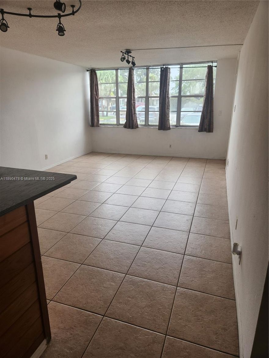 VERY NICE 1 BED / 1 BATH CONDO IN GOOD CONDITION! VINYL FLOORING IN THE BEDROOM, TILE IN THE LIVING ROOM, OPE***AMENITIES: BEAUTIFUL COMMUNITY POOL, , FITNESS CENTER, CLUBHOUSE, ELEVATOR, AND LAUNDRY FACILITY***GREAT LOCATION: CLOSE TO RESTAURANTS, PUBLEX, DANIA POINTE WITH SHOPPING & DINING, FORT LAUDERDALE AIRPORT, MAJOR HIGHWAYS, AND JUST MINUTES TO THE BEACH. SCHOOLS