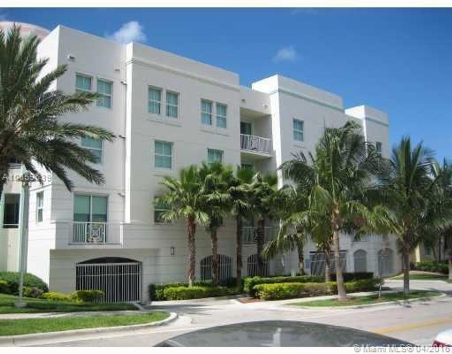 FULLY FURNISHED MODERN ONE BEDROOM ACROSS FROM THE OCEAN IN TRENDY SURFSIDE. WALK TO EVERYTHING