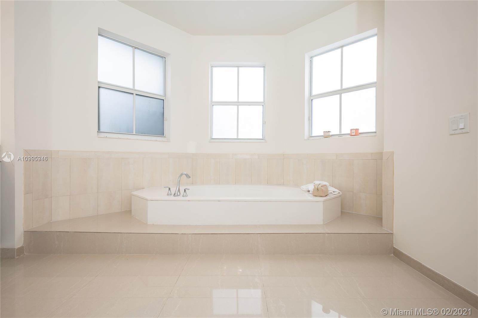 VINTAGE ESTATES - Residential