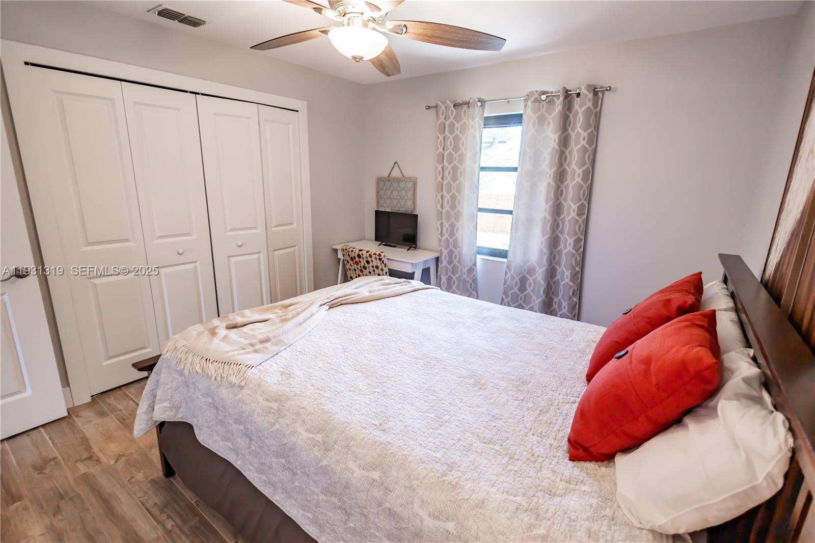 SAN CARLOS PARK - Residential