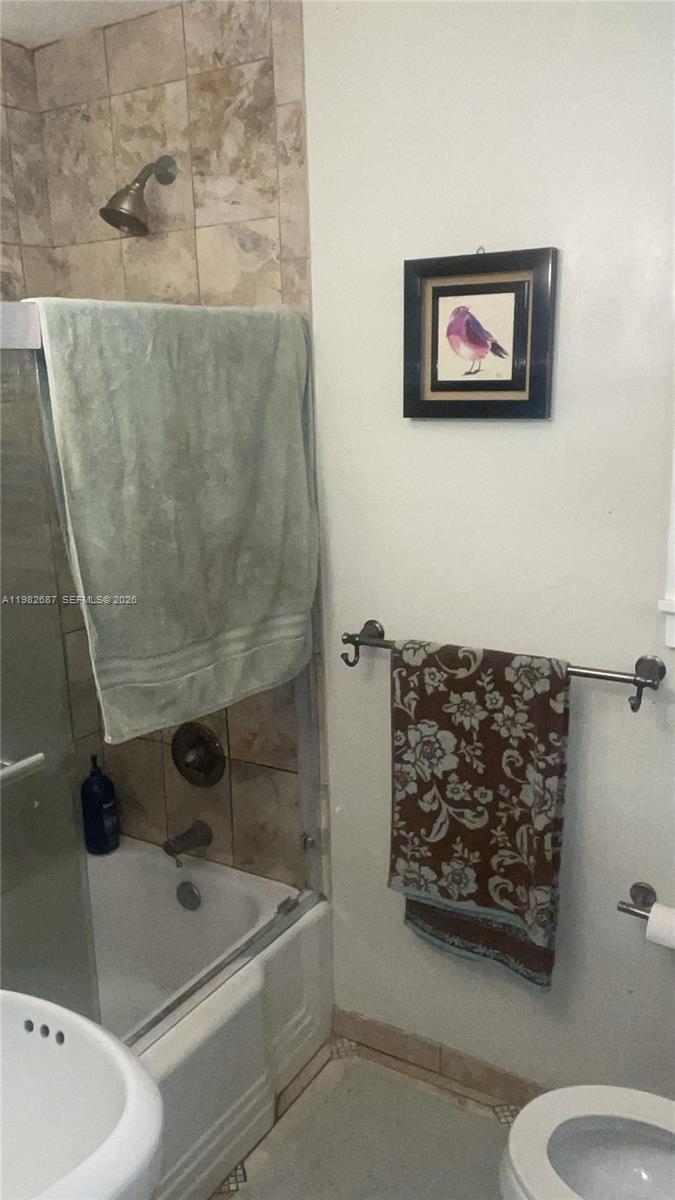 01135 HILLCREST UNIT 03 - Residential