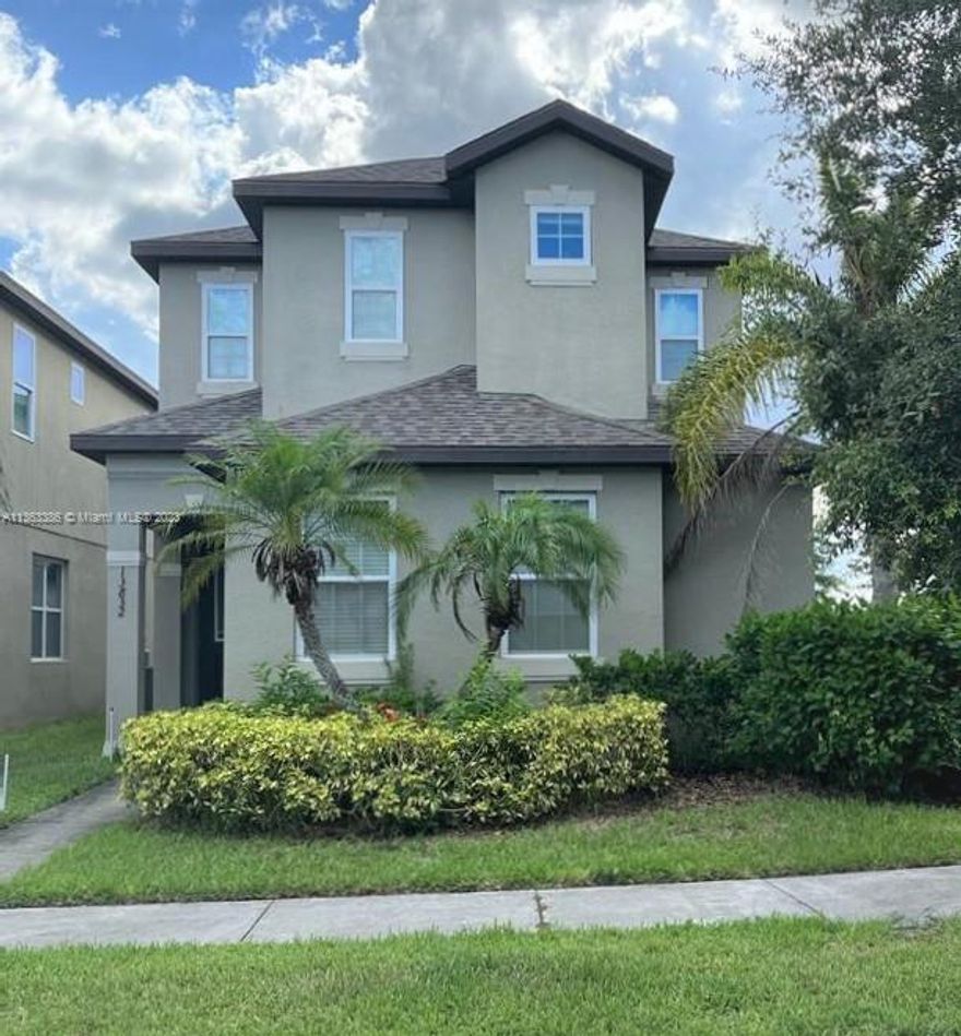 4/3.5 homes in the Summerport area of ??Windermere.
Beautiful spacious house The house has a rear entrance garage for 2 cars. The house is located near a shopping plaza, a winter garden village, schools, etc. Community amenities include a clubhouse, community pool, fitness center, tennis courts, and basketball courts.
attention investors rented for $3000.