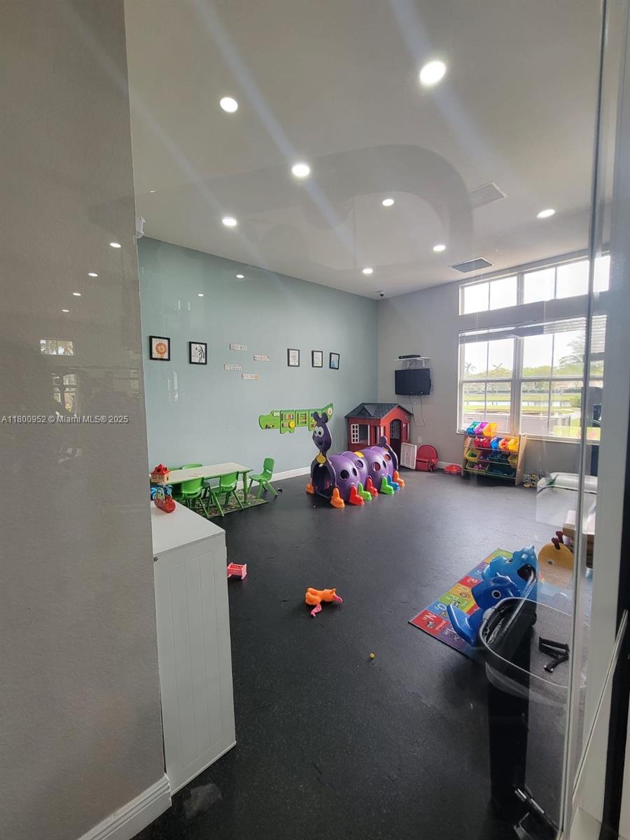 LAKES BY THE BAY AMBER - Residential Lease