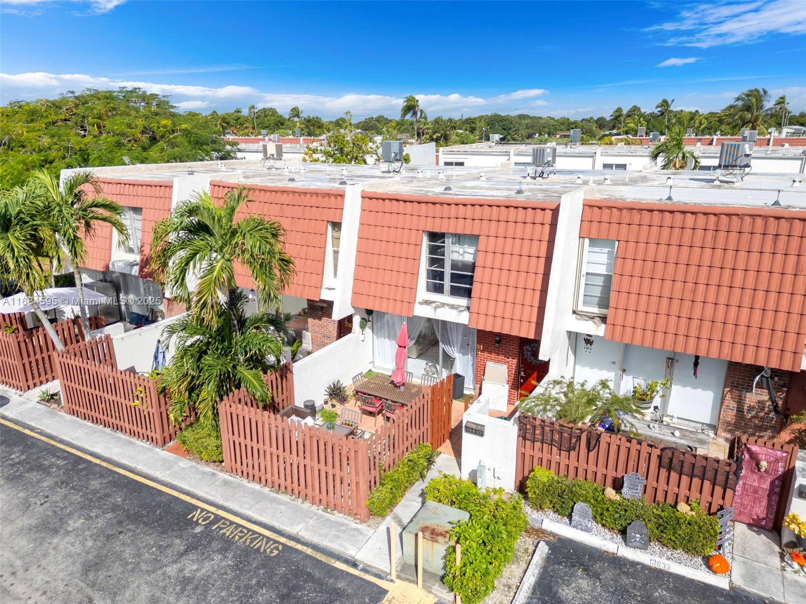 13835 Sw 84th St 503, Miami, Broward County, Florida - 3 Bedrooms  
3 Bathrooms - 